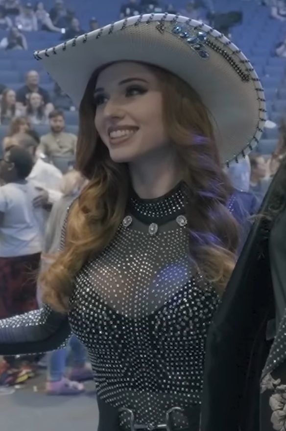 Amouranth — photograph 3 of 3
