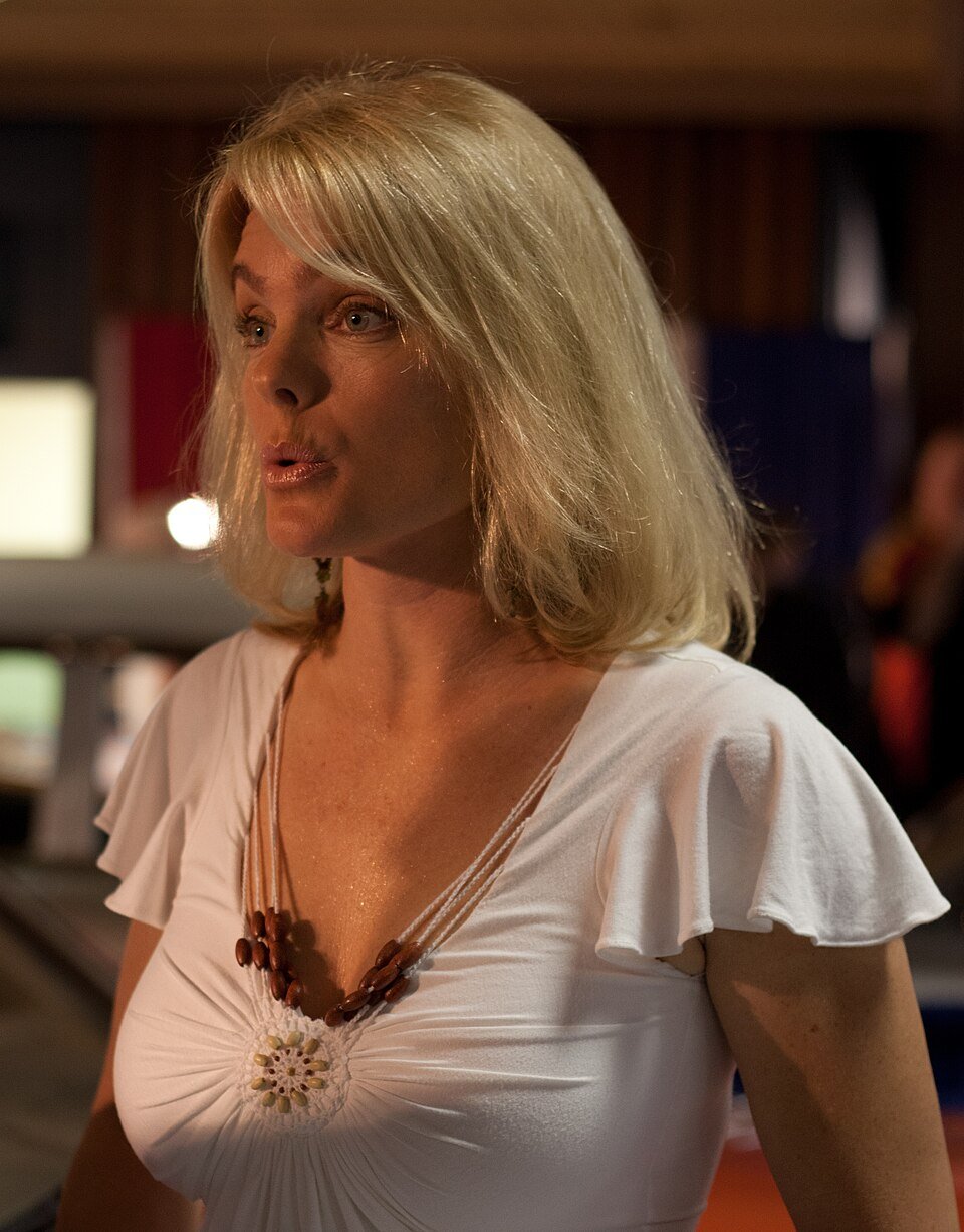 Erika Eleniak — photograph 3 of 3