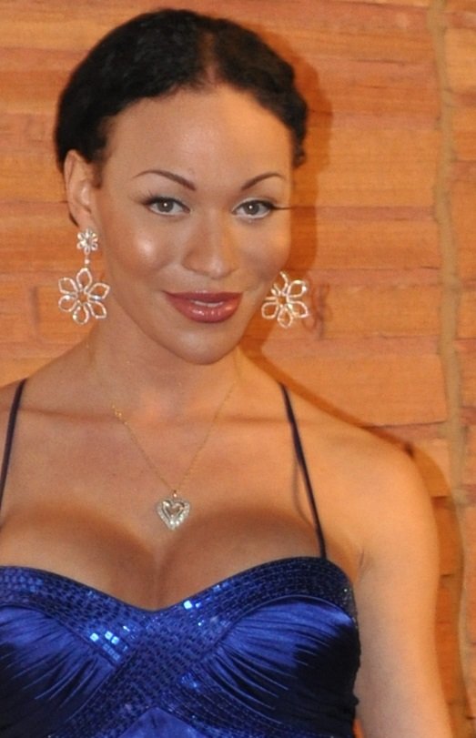 Mia Isabella — photograph 2 of 3