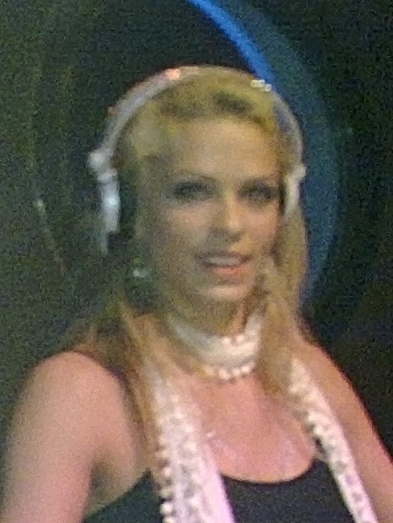 Niki Belucci — photograph 2 of 3